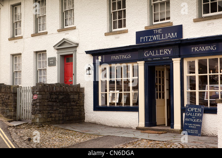 UK, Cumbria, Lake District, Hawkshead, The Square, Fitzwilliam-Kunst-Galerie und Antiquitäten shop Stockfoto