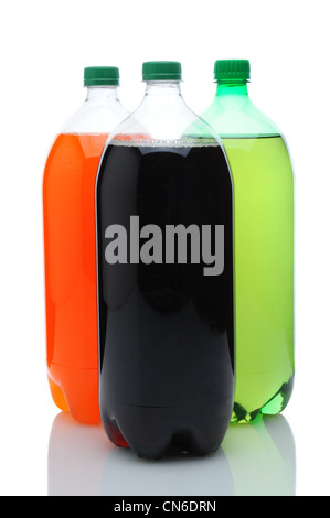 Drei Kunststoff 2 Liter Soda-Flaschen mit Reflexion. Stockfoto
