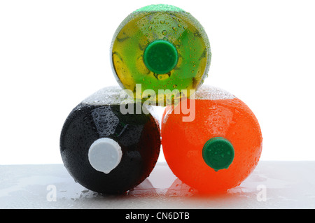 Drei Kunststoff 2 Liter Soda-Flaschen, Verlegung auf ihren Seiten gestapelt in Pyramidenform mit Kondensation auf einer nassen Theke. Stockfoto