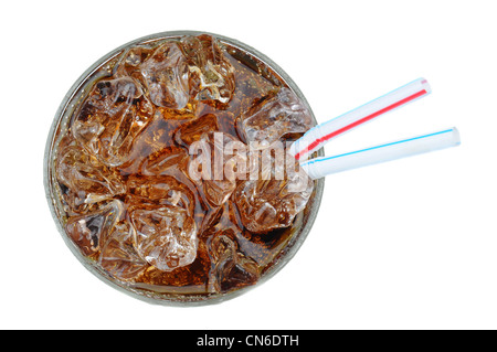 Draufsicht auf ein Glas voller Eis und Cola mit zwei Trinkhalmen vor einem weißen Hintergrund. Stockfoto