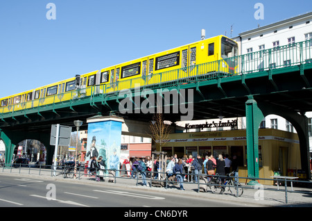 Berühmte Wurst stehen Konnopkes im Bezirk Berlin-Prenzlauer Berg Stockfoto