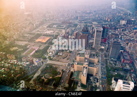 Blick nach Norden von Aussichtsplattform Taipei 101 Wolkenkratzer Taipei Taiwan mit Sun Yat-Sen Memorial Hall Mitte links. JMH5727 Stockfoto