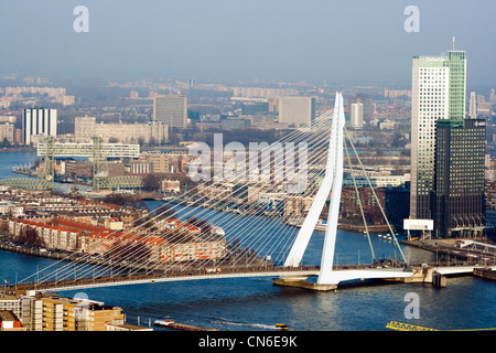 Anzeigen der Euromast Rotterdam Stadt und der Erasmus-Brücke an einem klaren Wintertag. Stockfoto