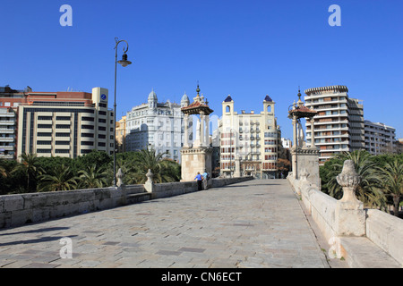 Puente del Mar (Seebrücke) überqueren Turia-Gärten in Valencia, Spanien Stockfoto