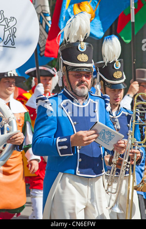 Zürich - 1. AUGUST: Zürich Stadt Orchester Openning der Schweizer Nationalfeiertag-Parade am 1. August 2009 in Zürich, Schweiz. Stockfoto