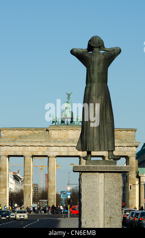 Skulptur "Der Rufer" mit Brandenburger Tor, Straße des 17. Juni. Juni, Berlin Stockfoto