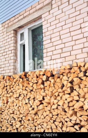 Brennholz in der Nähe von ländlichen Gebäudewand Stockfoto