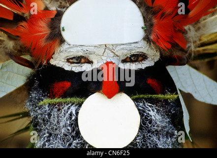 Mann mit zeremonieller Gesichtsfarbe bei einer Sing Sing Tribal Versammlung in Papua-Neuguinea, Südpazifik Stockfoto