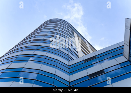 leichte blaue transparente Fenster der moderne Glas-Wolkenkratzer in Bangkok, Thailand Stockfoto