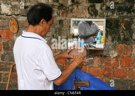 Vietnamesische Barbier in den Straßen von Hanoi. Vietnam Stockfoto