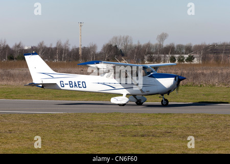 Reims Cessna F172M Skyhawk G-BAEO Rollen entlang der Start-und Landebahn am Flugplatz Sandtoft Stockfoto