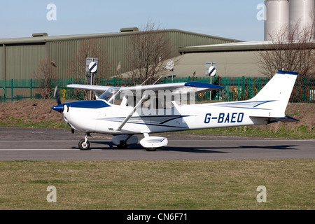 Reims Cessna F172M Skyhawk G-BAEO etwa bis zum Abflug am Flugplatz Sandtoft Stockfoto