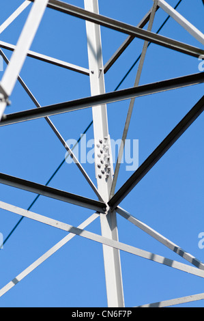 Detail von einem Strommast vor einem strahlend blauen Himmel Stockfoto