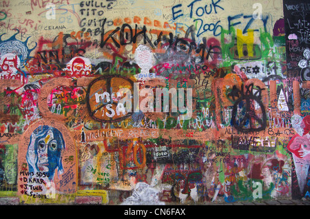 Überfüllt bunte Graffiti auf John Lennon´s Peace Wall Prag Stockfoto