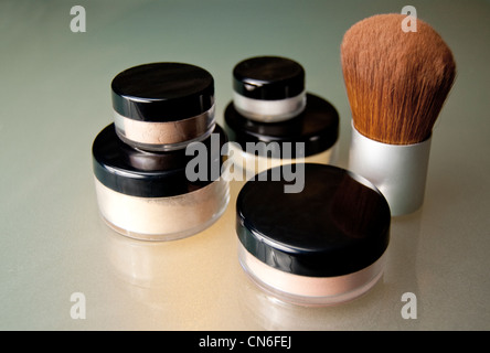 Mineral Make-up Töpfe und Pinsel. Stockfoto