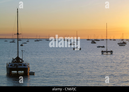 Katamarane und andere Boote in Fannie Bay bei Sonnenuntergang. Australien Stockfoto