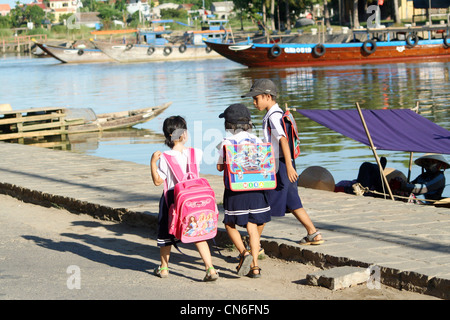 Vietnamesischen Schülerinnen und Schüler auf ihrem Weg nach Hause in Hoi an, Vietnam Stockfoto