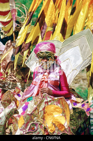 Tänzer in kunstvollen bunten Trachten auf einem Jahrmarkt in Trinidad. Stockfoto