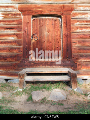 Tür im alten Holzhaus Stockfoto