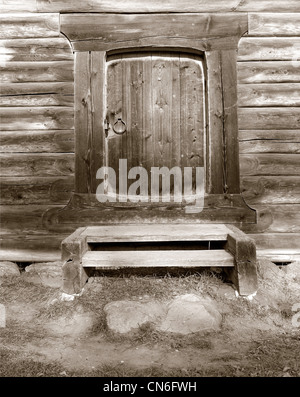 Tür im alten Holzhaus, sepia Stockfoto