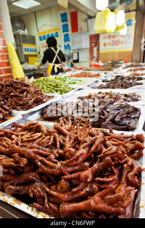 Hühnerfüße zum Verkauf auf Lebensmittel stall in Jishan Straße Markt Jiufen Taiwan. JMH5761 Stockfoto