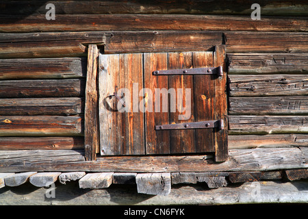 Holztür in ländlichen Scheune Stockfoto