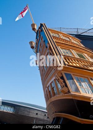 Das Heck der HMS Victory mit der White Ensign fliegen aus dem Viertel-deck Stockfoto