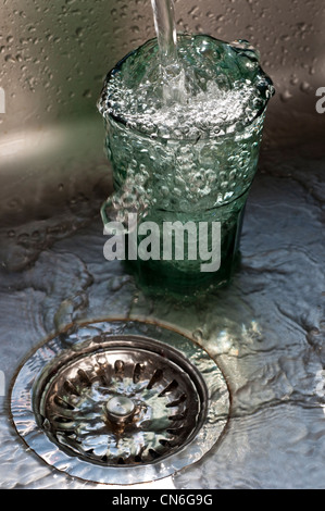 Tumbler Glas überfüllt mit sprudelnden Wasser Stockfoto