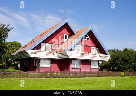 Bunte Gartenhaus ländliche Architektur und schönen gepflegten Umgebung. Stockfoto