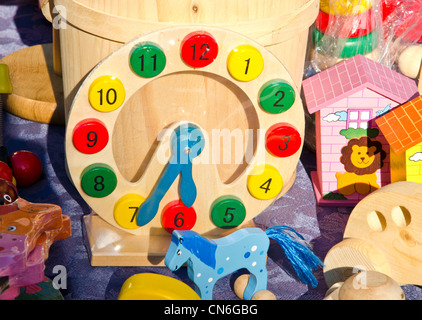 Bunte Holzspielzeug Spielplätze. Uhr Nachahmung Pferde Häuser. Stockfoto