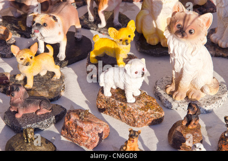 Handgefertigte Keramik Hund und Katze Tonfiguren zu verkaufen in Outdoor-Messe Straßenmarkt. Stockfoto