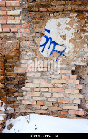 Antike Vintage retro Grunge Brick Wand Hintergrund und Graffiti-Malerei-Fragment. Teanage Vandalismus. Stockfoto