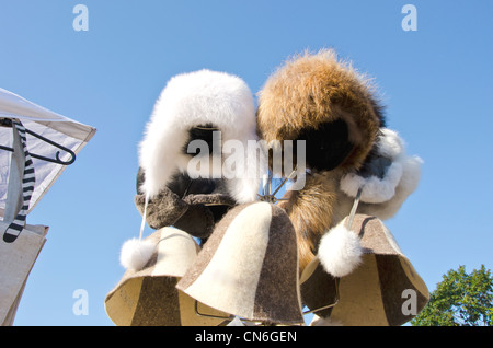 Winter Mützen Pelzmütze verkauft bei outdoor Market Street fair am Hintergrund des blauen Himmels. Stockfoto