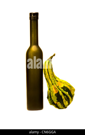 schwarze längliche dekorative Glas Flasche und Kürbis Zucchini isoliert auf weißem Hintergrund. Stockfoto