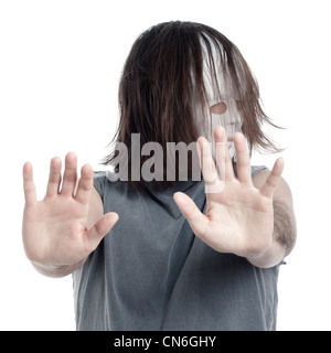 Scary Horror maskierten Mann gestikulieren Stop-Schild, isoliert auf weißem Hintergrund. Stockfoto