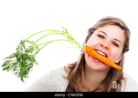 Junge schöne lustige Frau essen frischen Karotten, isoliert auf weißem Hintergrund. Stockfoto