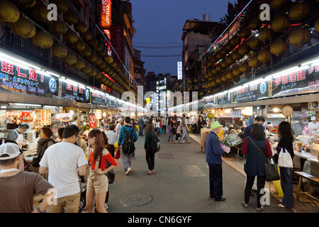 Shopper in Keelung (Jilong) Tempel Plaza Nachtmarkt, Miaokou Yeshi, Keelung, Taiwan. JMH5788 Stockfoto