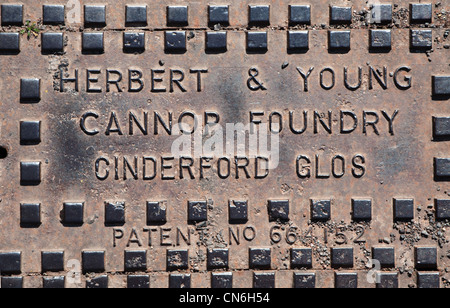 alte aus Gusseisen Schacht/Abfluss Abdeckung gut getragen von ehemaligen lokalen Verkehr Gießerei Stockfoto