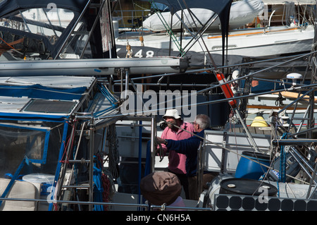 Boote und Segler am St Katherine's Dock. London. England. Stockfoto