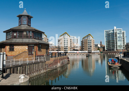 Moderne Apartments auf Limehouse Basin, Tower Hamlets, London, England. Stockfoto