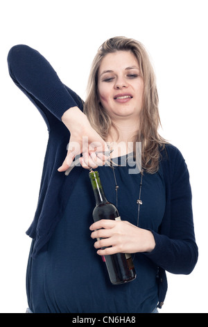 Porträt des jungen betrunken Frau Eröffnung Flasche Wein, isoliert auf weißem Hintergrund. Stockfoto