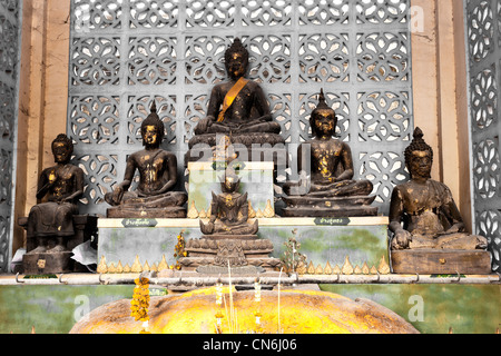 Kleine Buddha Bronze Age sitzen Hintergrund gold Stockfoto