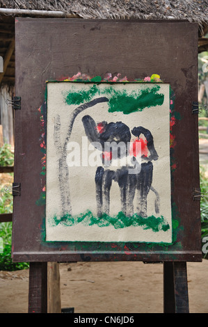 Elefant-Malerei an der Elefanten-Show, Maetaman-Elefanten-Camp in der Nähe von Chiang Mai, Provinz Chiang Mai, Thailand Stockfoto