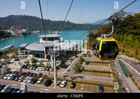 Seilbahn Seilbahn Gondeln mit Station und Sonne-Mond-See über Taiwan. JMH5805 Stockfoto