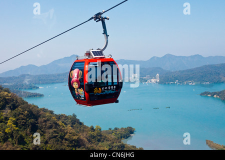 Seilbahn Seilbahn Gondel mit Panorama des Sonne-Mond-See über Taiwan. JMH5808 Stockfoto