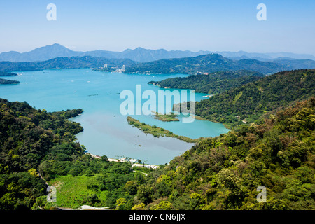 Panorama des Sonne-Mond-See von Seilbahn Seilbahn Gondel, von Bujishan, in der Nähe von Formosische Aboriginal Dorf, Taiwan. JMH5810 Stockfoto