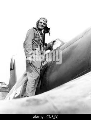 Foto aus der Zeit des Zweiten Weltkriegs (WWII) des US Marine Corps (USMC) First Lieutenant (1LT) Williams L. Hood, der auf dem Flügel eines US Navy (USN) F4U 'CORSAIR' Flugzeugs in Okinawa, Japan, 1945 steht. Stockfoto