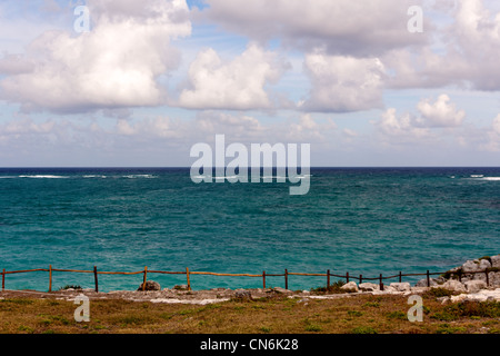 Das weite Meer der Karibik erstreckt sich bis zum Horizont vor dem Betrachter von einer Klippe in Tulum, Quintana Roo, Mexiko. Stockfoto
