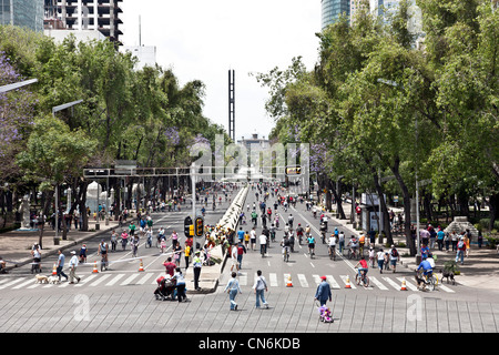 Paseo De La Reforma mit Blick auf Chapultapec ist überfüllt mit Radfahrer Fußgänger Hund Wanderer auf einem schönen Frühlingssonntag Stockfoto