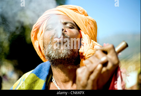Sadhu Rauchen von Marihuana aus Chilum (Ton-Rohr) während des Festivals bei Ridi Basar, Nepal Stockfoto